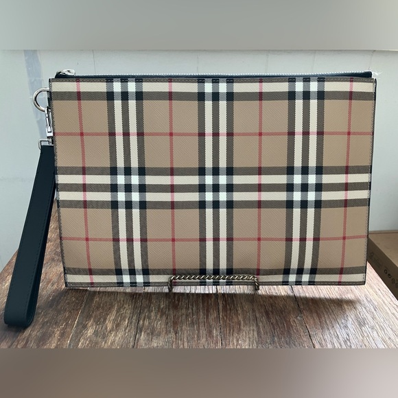 Authentic Burberry Novacheck Clutch Wristlet NWT - Picture 3 of 9